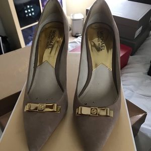 Michael kors suede vivienne pumps